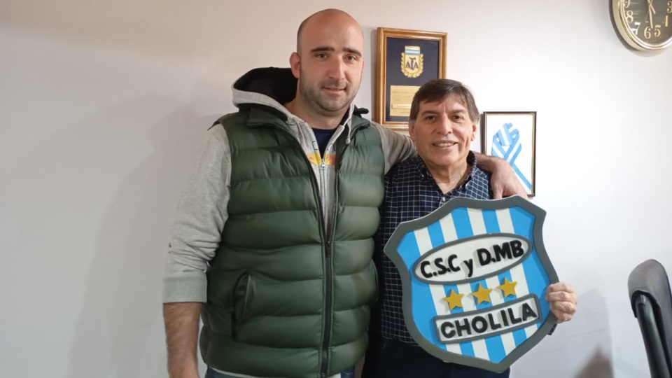 Víctor Tejada (derecha), junto al titular de Belgrano de Cholila. 