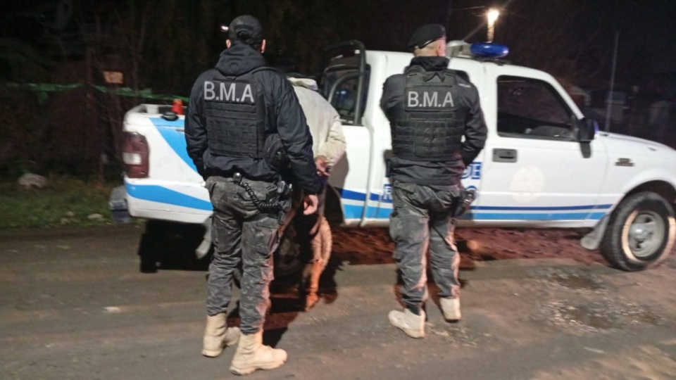Personal policial rionegrino con el sujeto detenido.