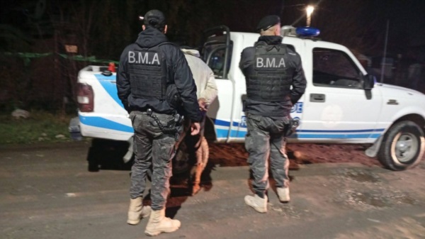 Personal policial rionegrino con el sujeto detenido.