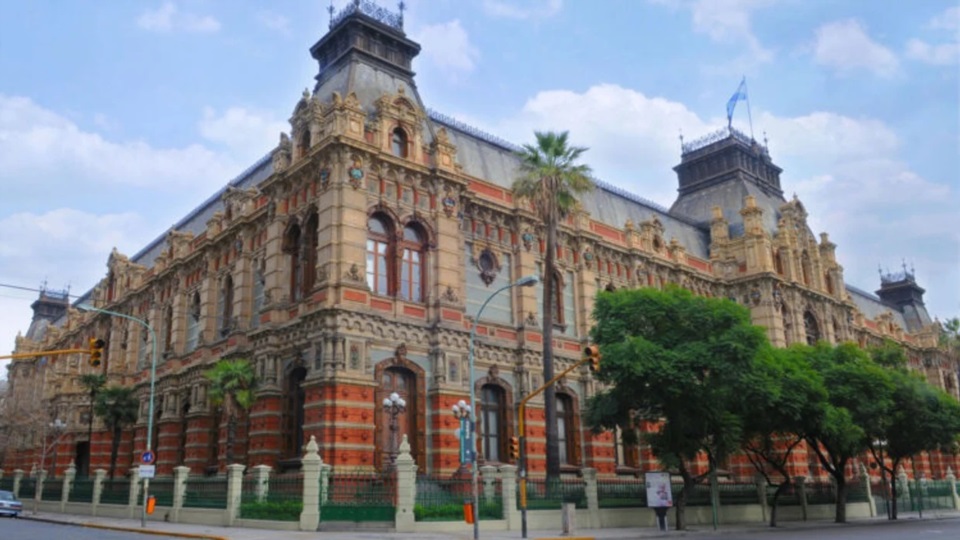 El histórico y exquisito edificio central de la empresa AySA en la Ciudad de Bueos Aires.
