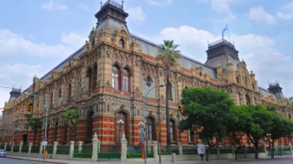 El histórico y exquisito edificio central de la empresa AySA en la Ciudad de Bueos Aires.