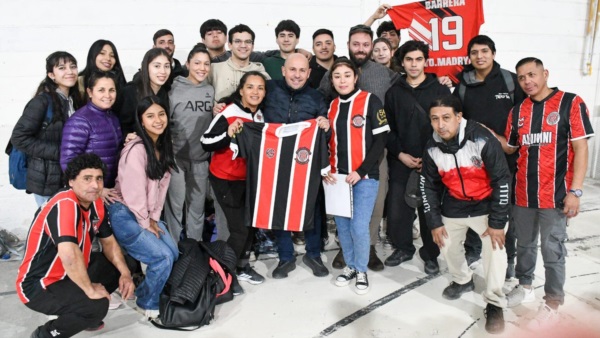 Gustavo Sastre junto a dirigentes y colaboradores de Alumni.
