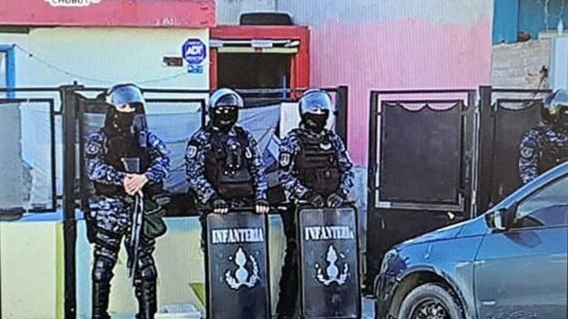 Personal de Infantería en el momento del allanamiento.