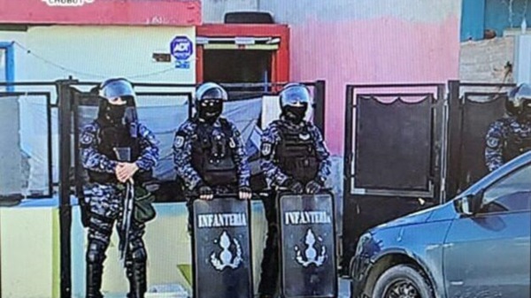 Personal de Infantería en el momento del allanamiento.
