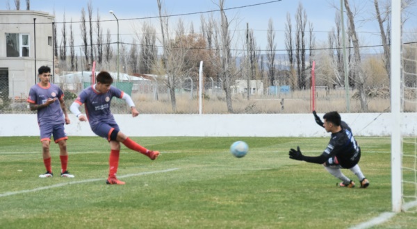 Tobías Espiasse marcó el tercero. Foto: Norman Evans. 