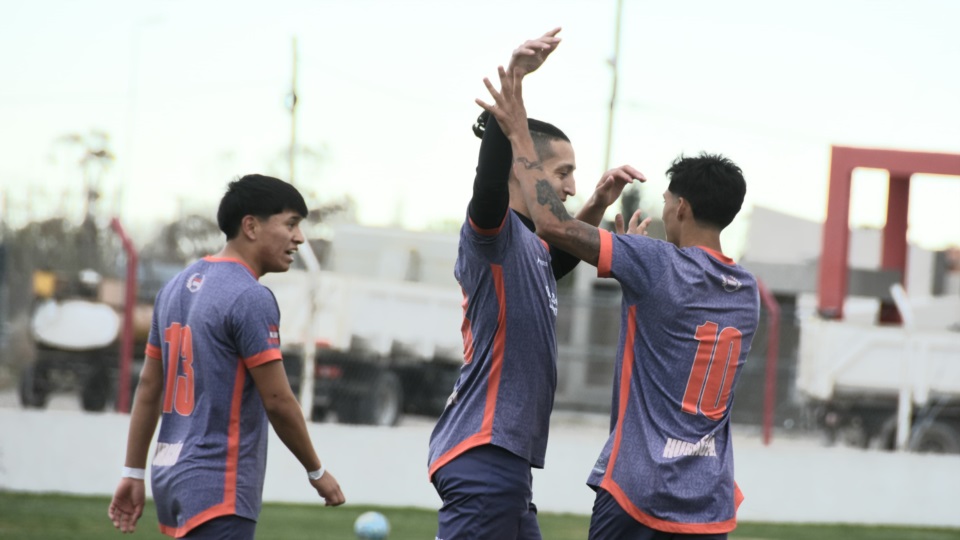 Sergio Martin festeja su gol. Foto: Norman Evans. 