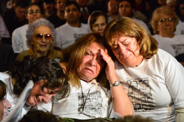 Los familiares escuchan el histórico fallo en 2012. 