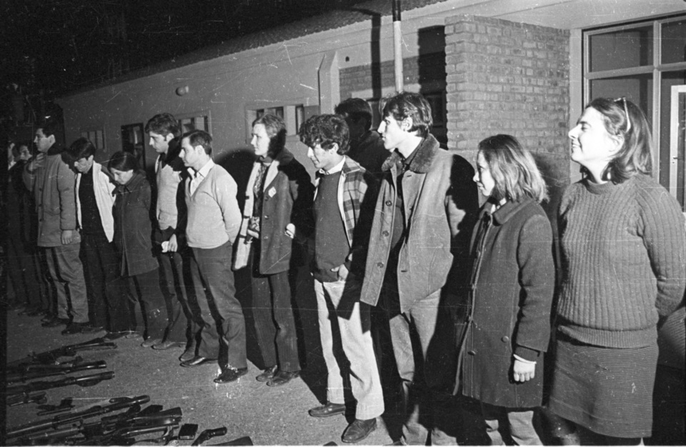 La emblemática postal de los militantes en el Aeropuerto Viejo. 