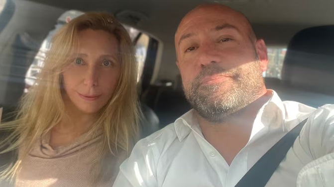 Spagnuolo junto a Karina Milei.