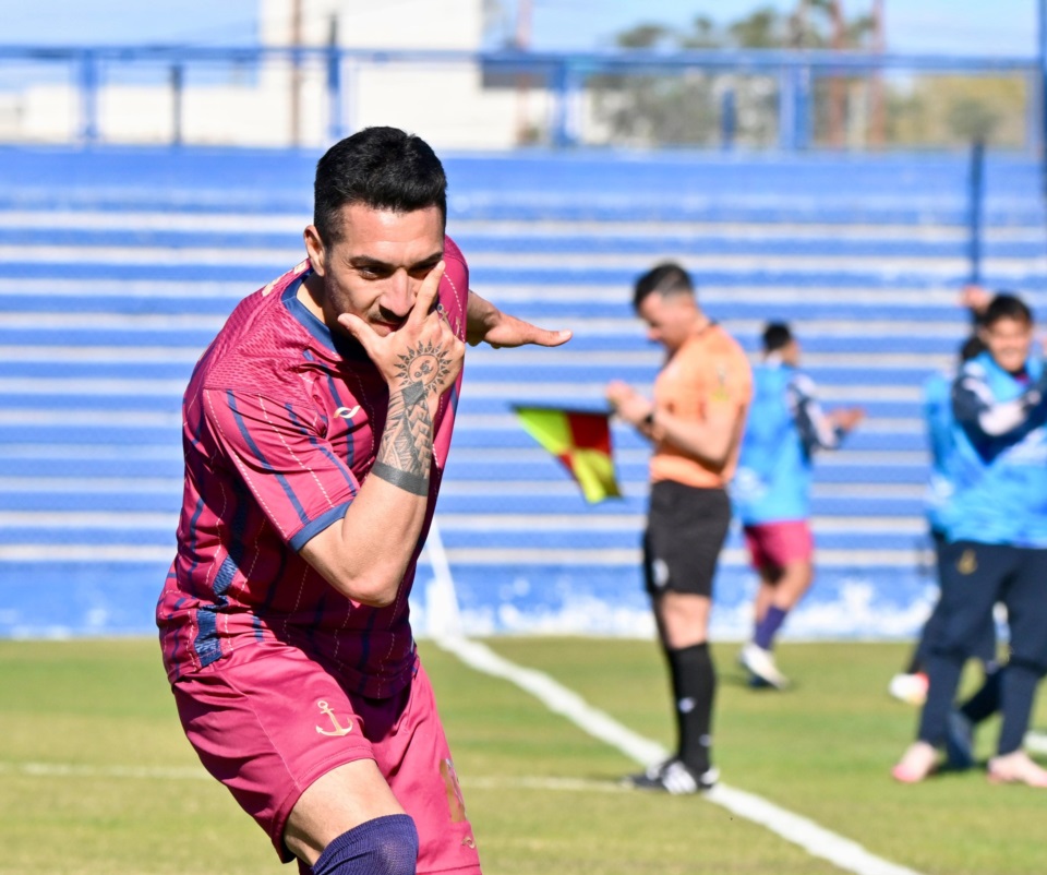El festejo de Rivero tras su gol de tiro libre. Foto: Daniel Feldman/Jornada Medios.