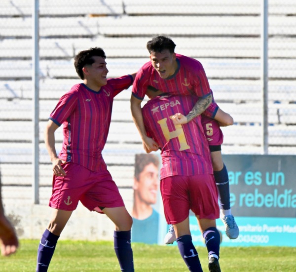 Golazo de Nicolás Sánchez desde mitad de cancha. Foto: Daniel Feldman/Jornada Medios.