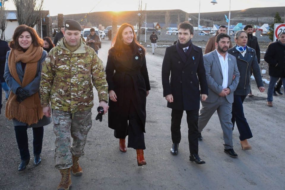 Gestos I. Villarruel y Torres en Río Mayo, con Ana Clara Romero cerca.