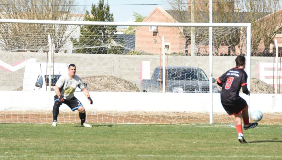 Schischke por dos, primero el gol en el partido y después precisión en el cuarto penal (Norman Evans/Jornada Medios).