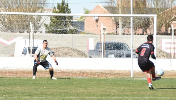 Schischke por dos, primero el gol en el partido y después precisión en el cuarto penal (Norman Evans/Jornada Medios).