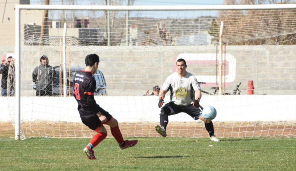 Mauro Cortés, la figura de la cancha, define la serie en los penales. Nada es casualidad (Norman Evans/Jornada Medios).