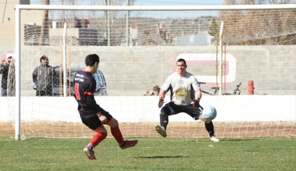 Mauro Cortés, la figura de la cancha, define la serie en los penales. Nada es casualidad (Norman Evans/Jornada Medios).