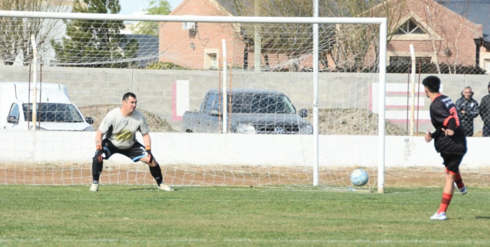 El lateral Cabral, que había tenido cierta responsabilidad en el gol esquelense, se reivindicó en los penales con una ejecución perfecta y esquinada (Norman Evans/Jornada Medios).