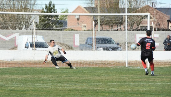 El central Ramiro Monteros y el segundo penal, con De Godos inclinado hacia el otro lado (Norman Evans/Jornada Medios).