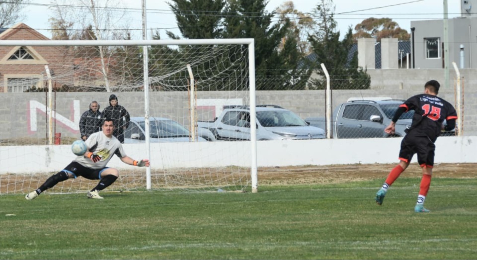 "Nico" Chávez abrió el camino al triunfo en los penales con un derechazo a la derecha del arquero (Norman Evans/Jornada Medios).