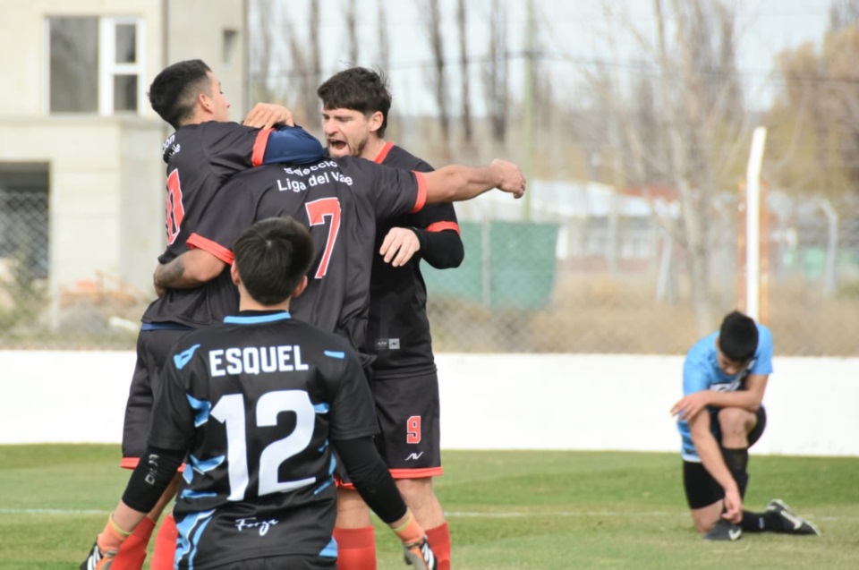 El festejo del gol del "Cabezón" Rodríguez para el 1-0 (Norman Evans/Jornada Medios).