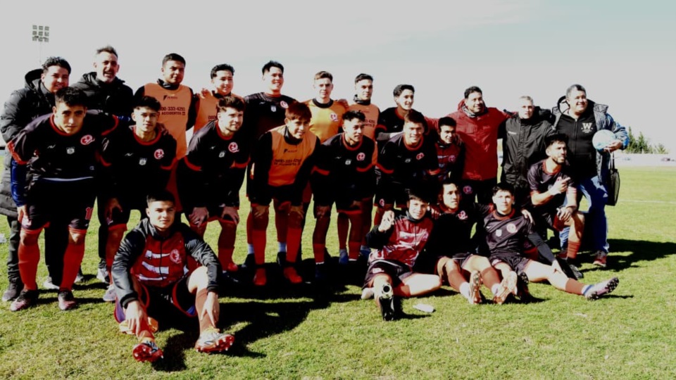 El plantel y cuerpo técnico del Valle festejan la clasificación a la próxima instancia de la Copa País (Norman Evans/Jornada Medios).