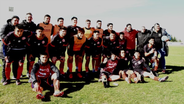El plantel y cuerpo técnico del Valle festejan la clasificación a la próxima instancia de la Copa País (Norman Evans/Jornada Medios).