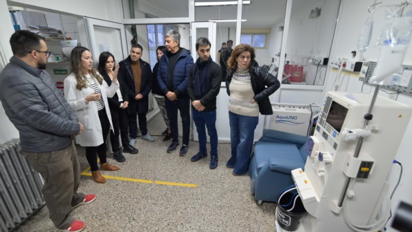 Torres, Menna, Romero y Taccetta junto a personal del nosocomio.