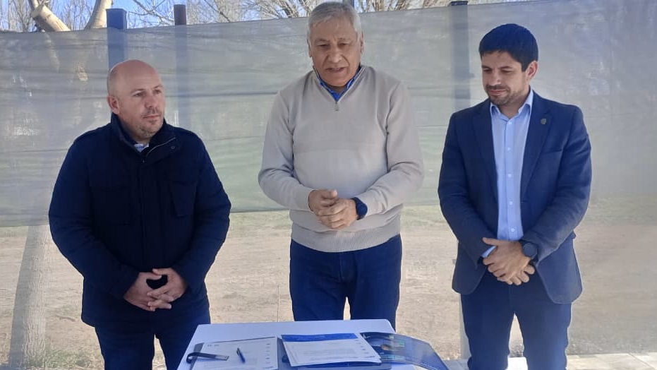 El intendente Gustavo Sastre y el secretario general del Sindicato de Empleados de Comercio, Alfredo Béliz, durante la firma del acuerdo.