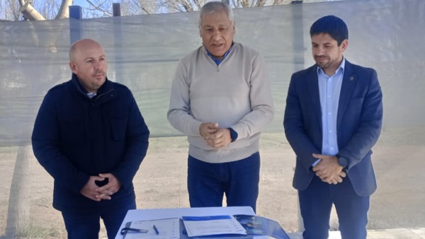 El intendente Gustavo Sastre y el secretario general del Sindicato de Empleados de Comercio, Alfredo Béliz, durante la firma del acuerdo.