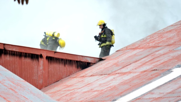 Los bomberos trabajando en el lugar.