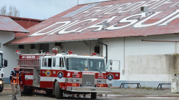 El riesgo de propagarse el fuego hacia un galpón fue eliminado.