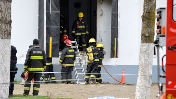 Bomberos de Trevelin y Esquel trabajaron en el lugar.