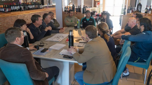 Autoridades municipales y referentes de deportes náuticos en el encuentro.