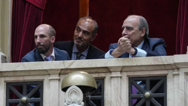 Eduardo "Lule" Menem, en el centro de la foto y de la tormenta política, en un palco de la cámara de Diputados,, junto al Jefe de Gabinete.