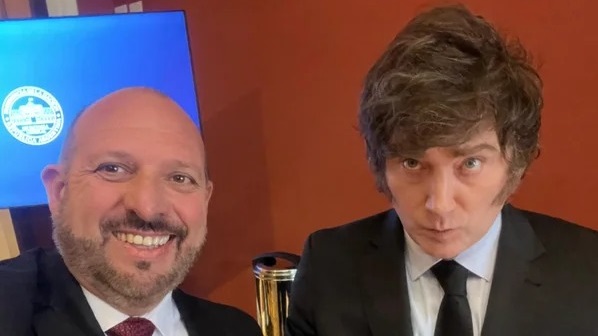 El ahora disidente legailador D´Alessandro, en tiempo de mayores coincidencias, en selfie con el jefe del Estado.