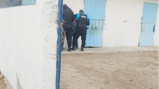 Personal policial inspeccionando el hipódromo de Rada Tilly.
