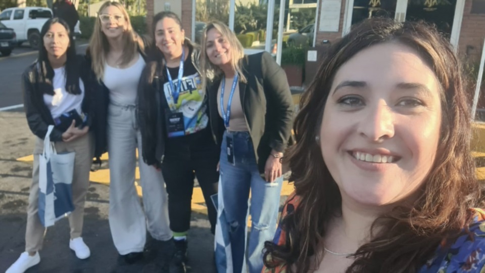 Magalí Montiel (extremo izquierdo), Paola Soto (izquierda) y Rocío Cordero (derecha). 