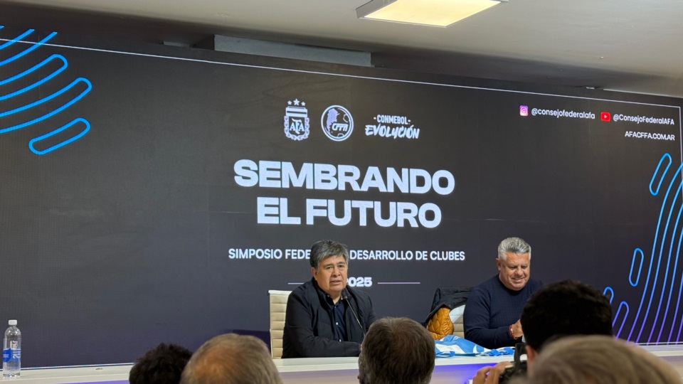 Javier Treuque, con el presidente de AFA, Claudio Tapia. 
