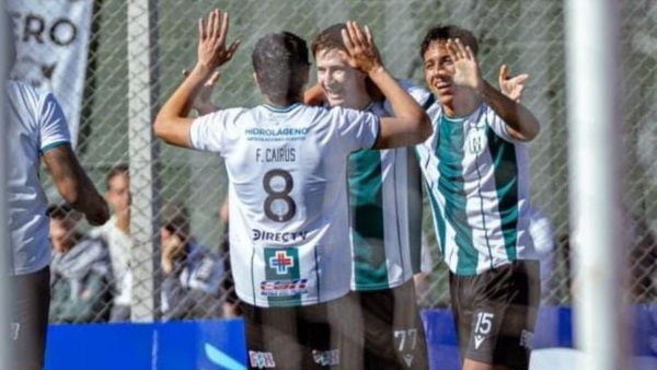  Cheuquepal, a la derecha, festeja el único gol.
