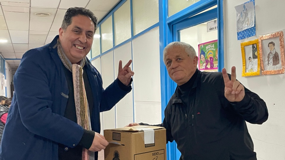 Ariel Gamboa emitiendo su voto.