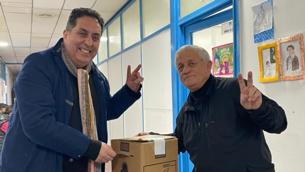 Ariel Gamboa emitiendo su voto.
