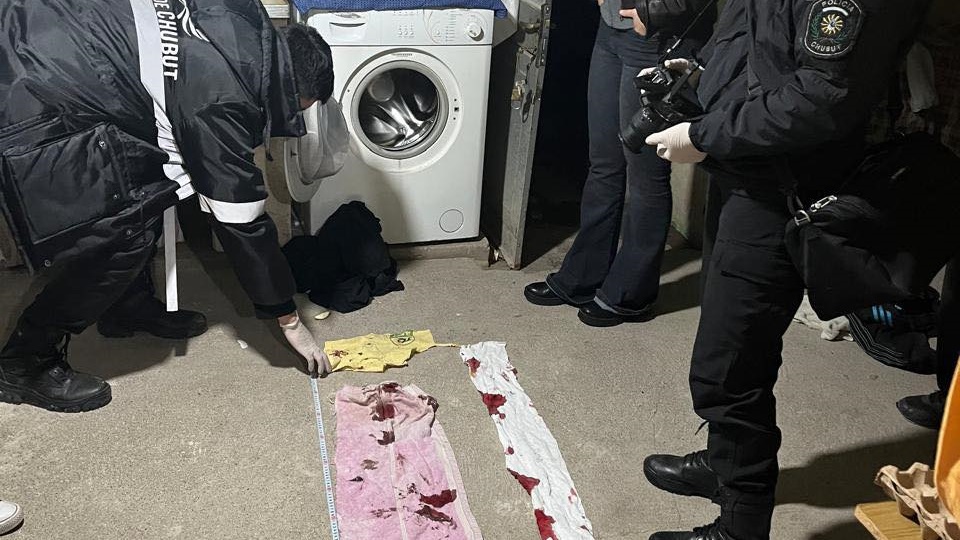Personal policial recolectando pruebas.