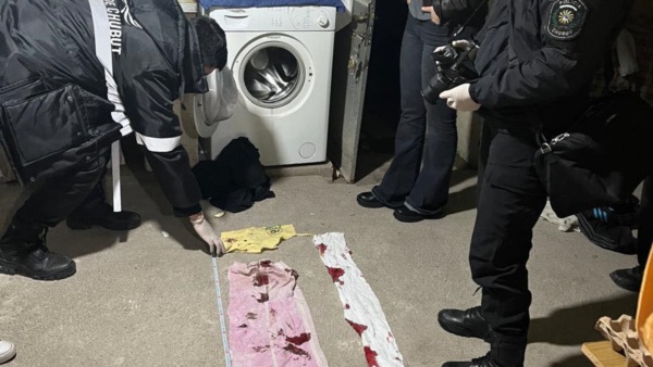 Personal policial recolectando pruebas.