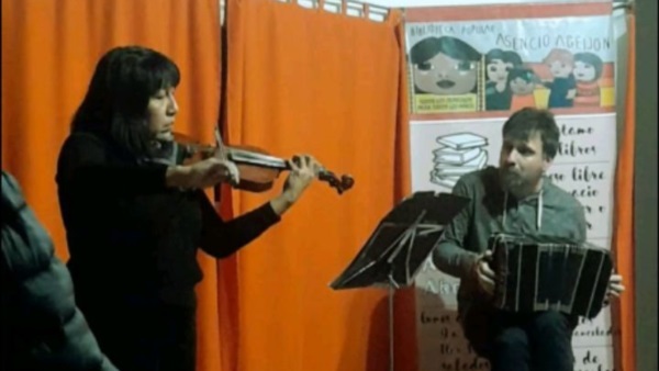 Julio  Coviello y Susana Quilaqueo en Playa Unión.