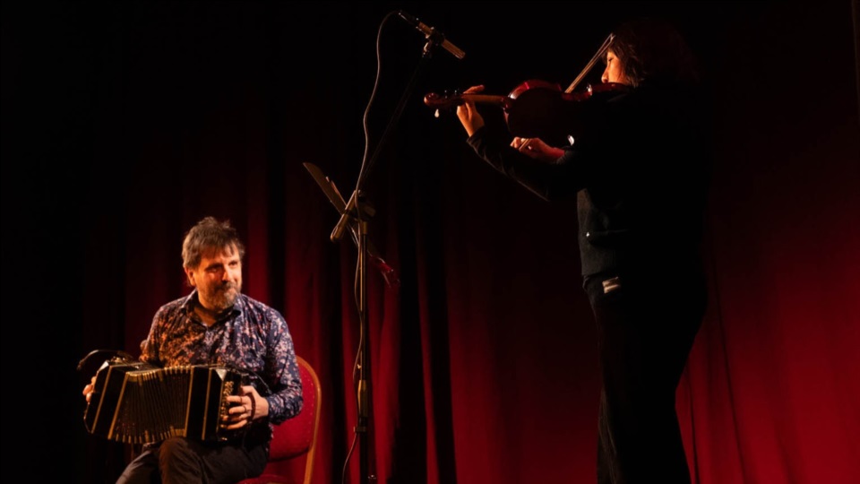 Julio  Coviello y Susana Quilaqueo en Rada Tilly.