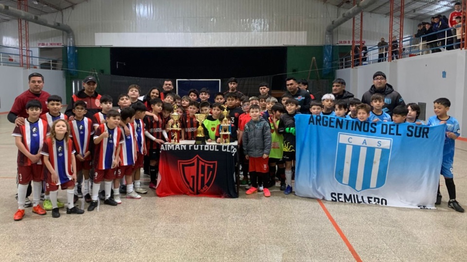 Los equipos participantes en una formación únicas antes de iniciar el torneo.