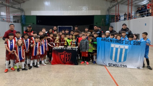 Los equipos participantes en una formación únicas antes de iniciar el torneo.