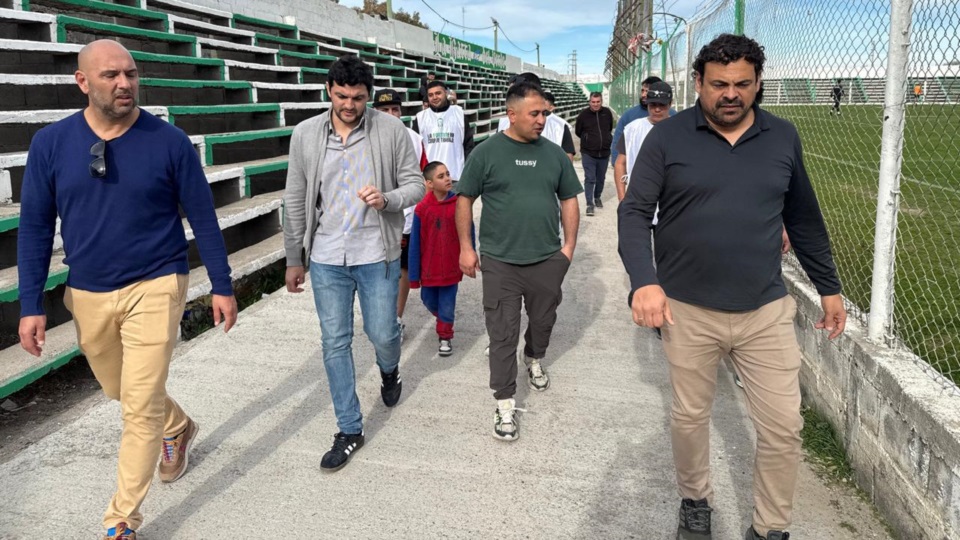 Yaniez, Ferro, allegados y funcionarios recorriendo el club.