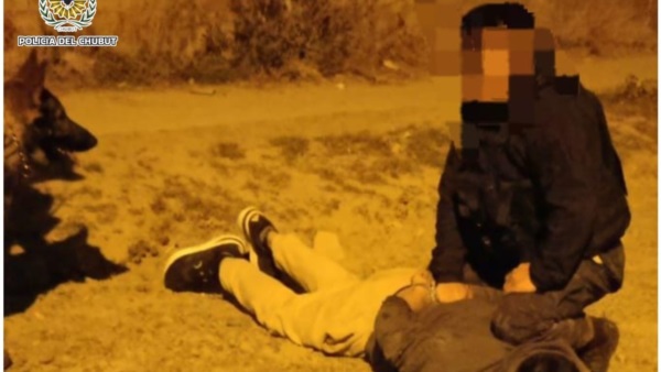 El sujeto fue detenido por los policías luego de ser desarmado por un can de la fuerza.