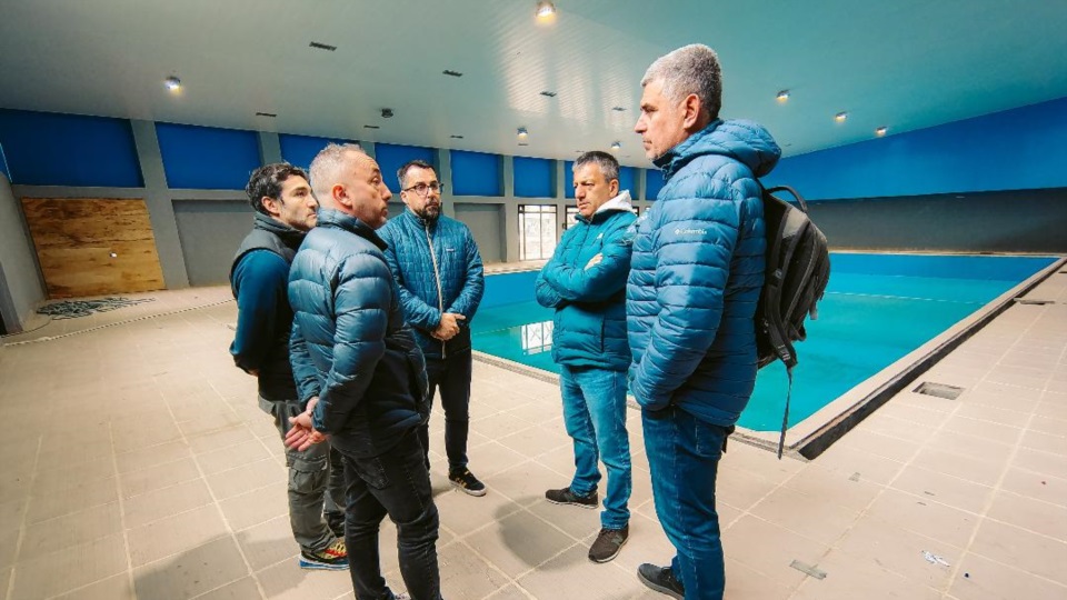 Funcionarios evaluando el protocolo de llenado y evaluación estructural de la pileta semiolímpica.